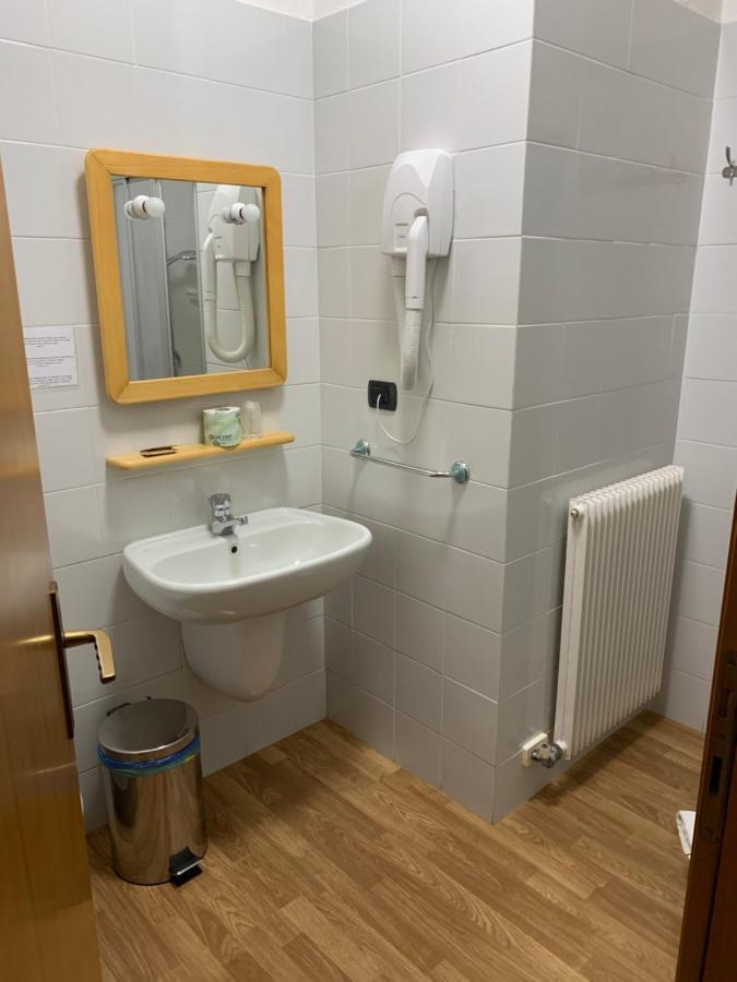 Hotel Garnì Delle Rose Ceniga Buitenkant foto
