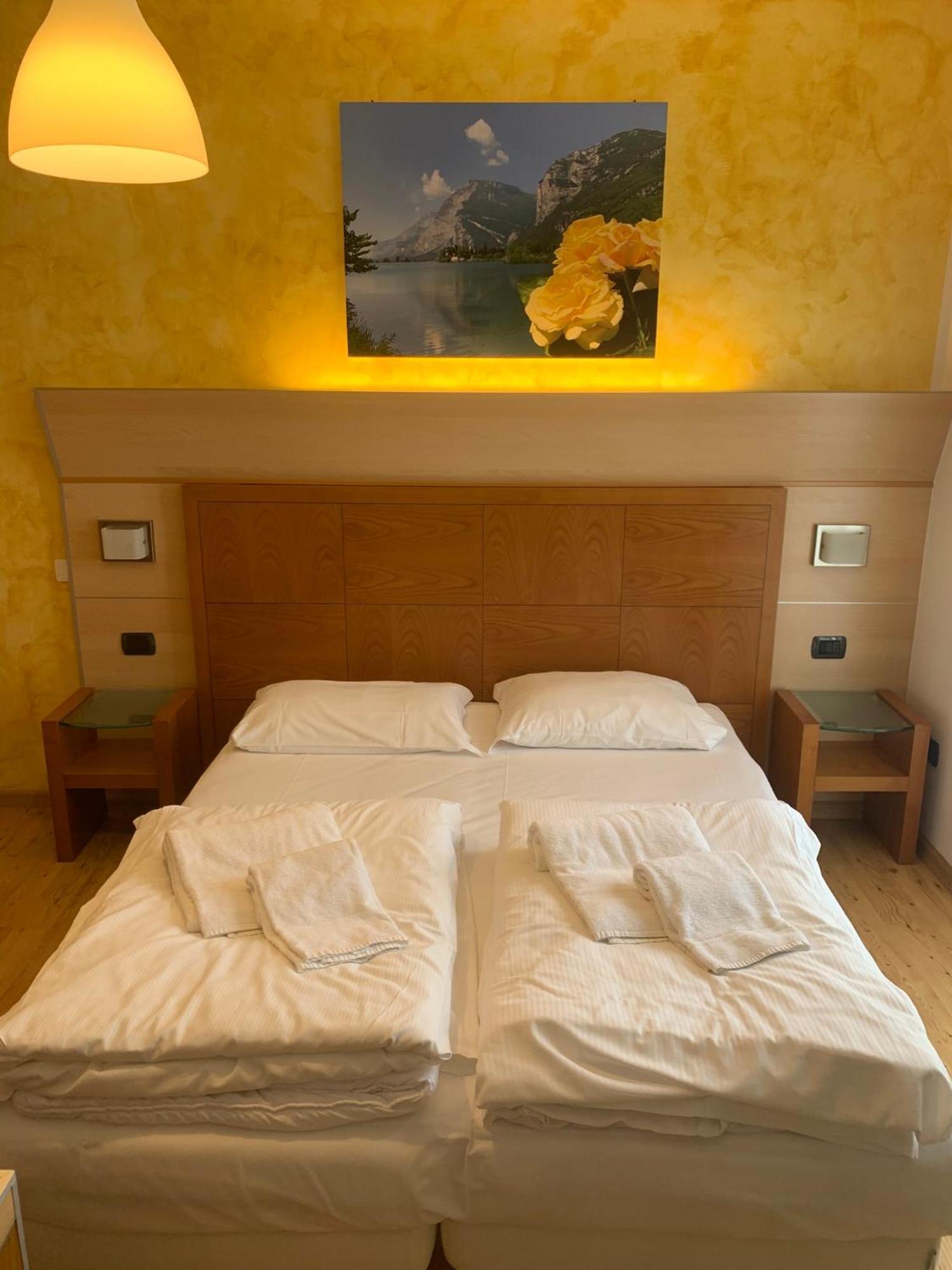 Hotel Garnì Delle Rose Ceniga Buitenkant foto