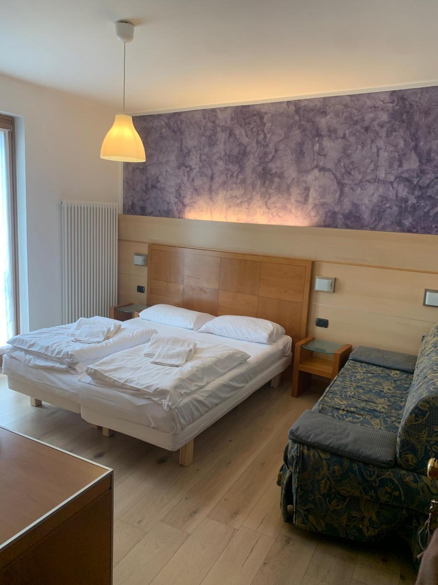 Hotel Garnì Delle Rose Ceniga Buitenkant foto