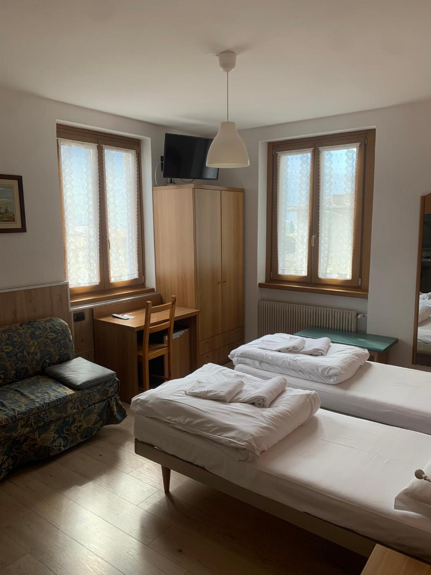 Hotel Garnì Delle Rose Ceniga Buitenkant foto