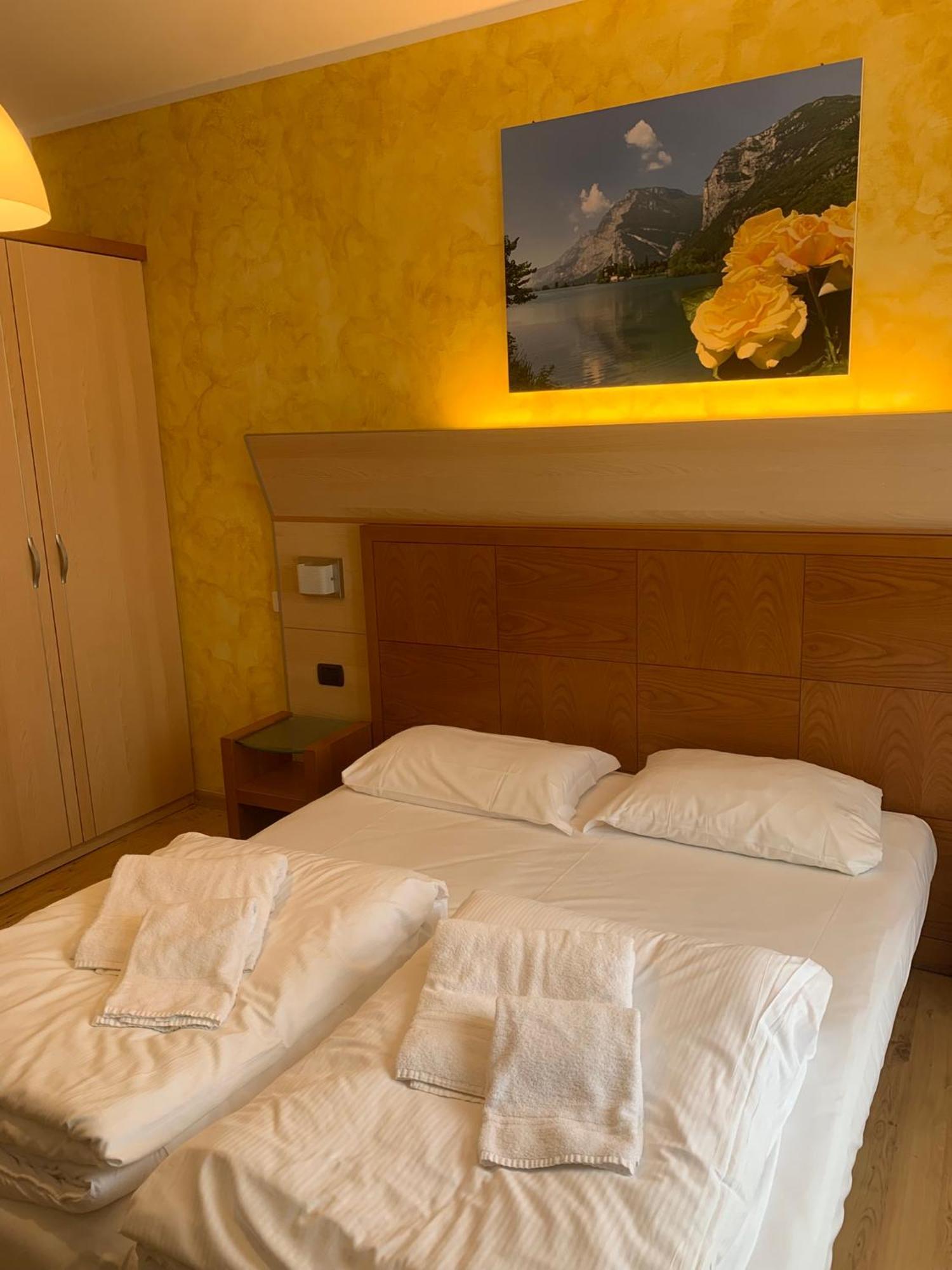 Hotel Garnì Delle Rose Ceniga Buitenkant foto