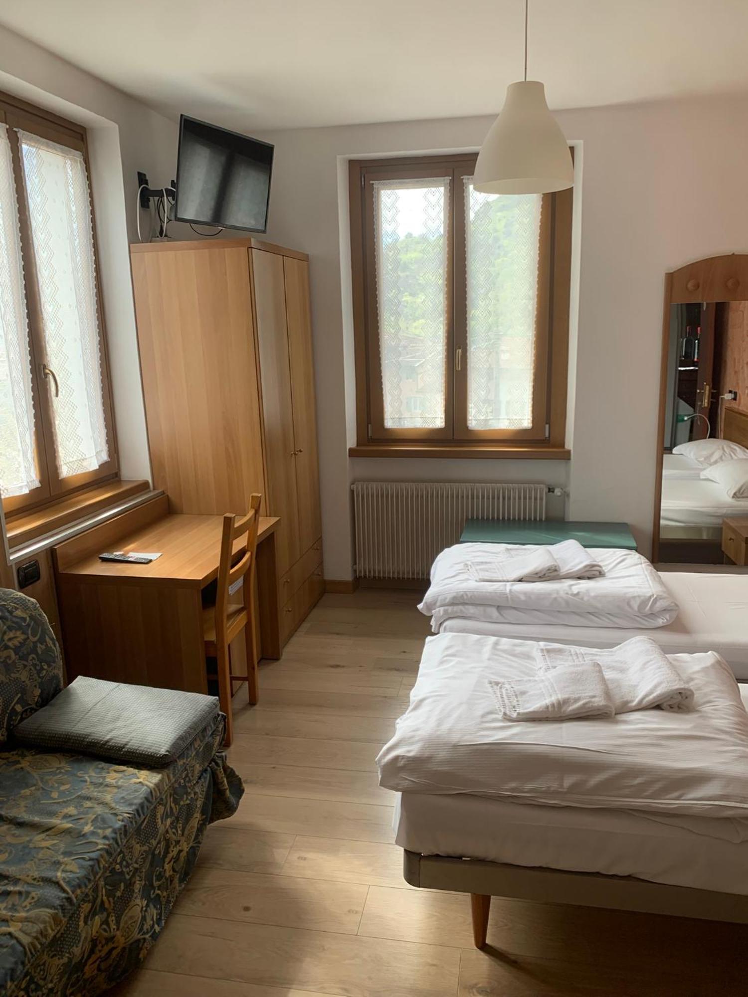 Hotel Garnì Delle Rose Ceniga Buitenkant foto