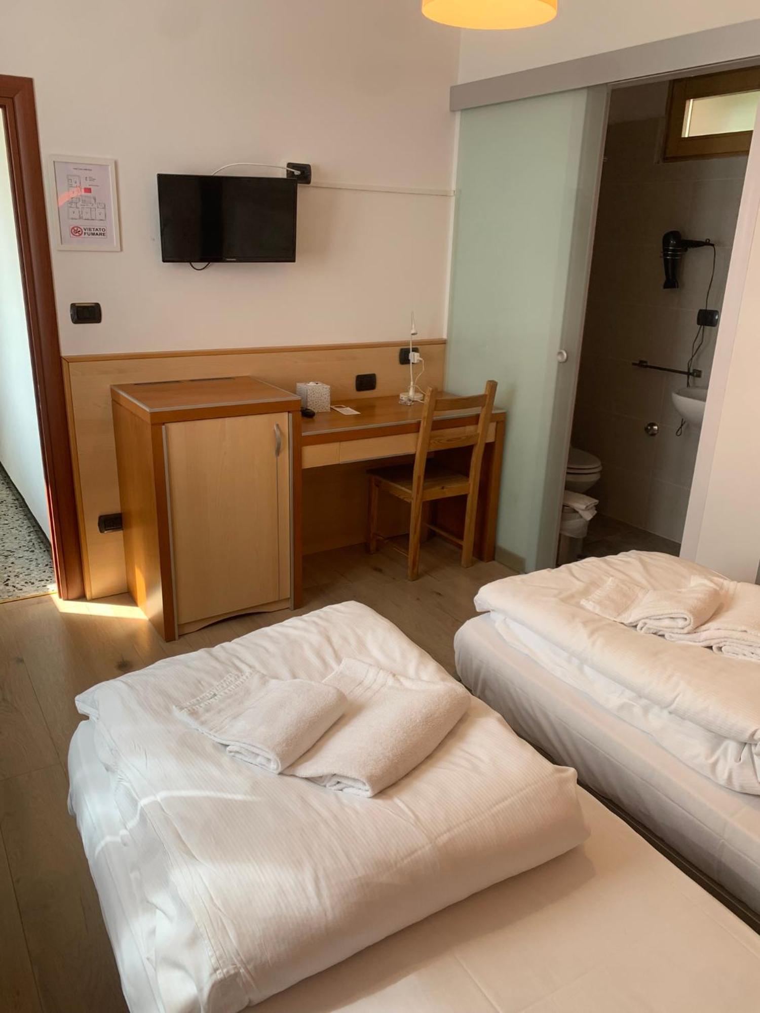 Hotel Garnì Delle Rose Ceniga Buitenkant foto
