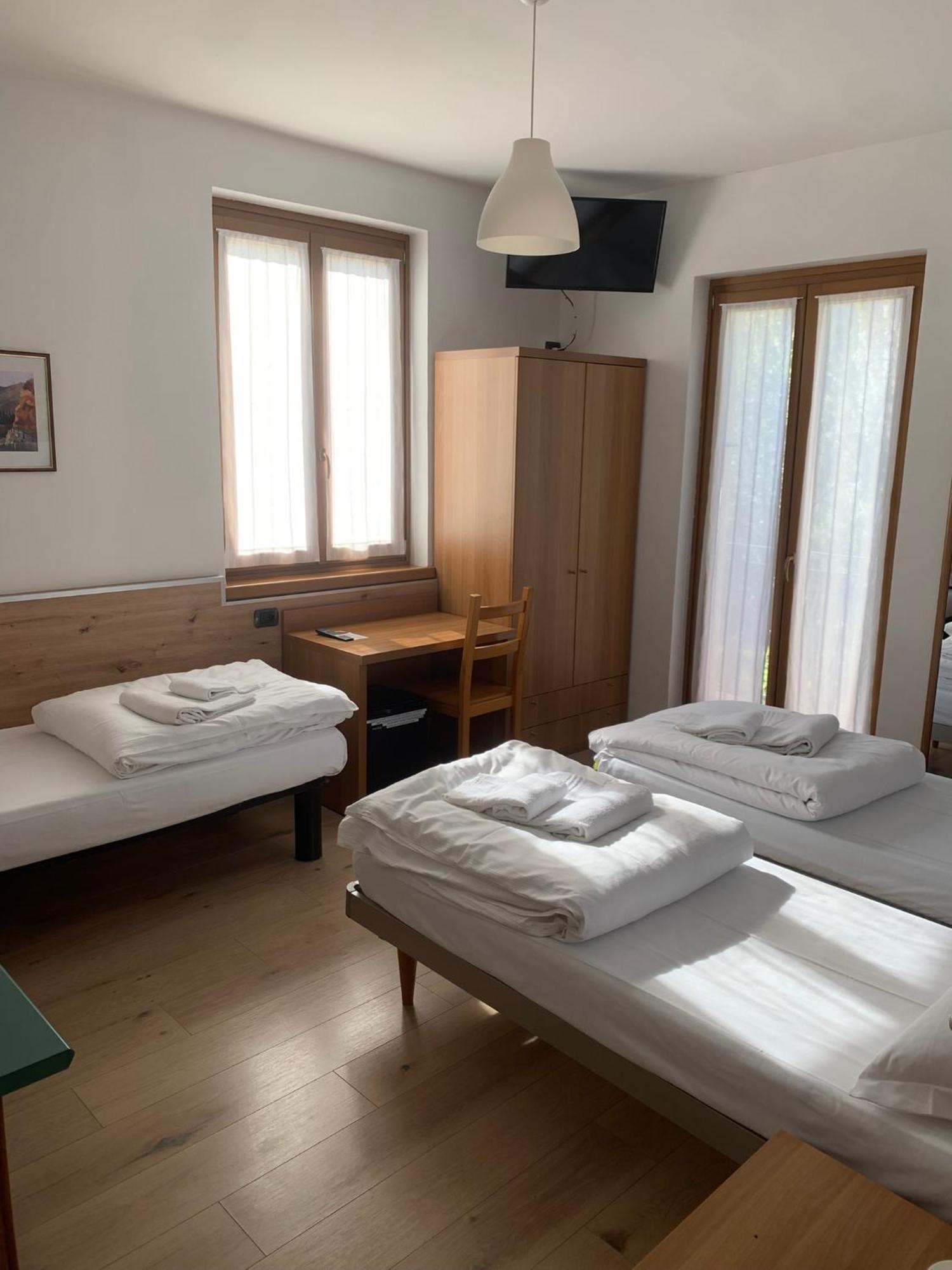 Hotel Garnì Delle Rose Ceniga Buitenkant foto