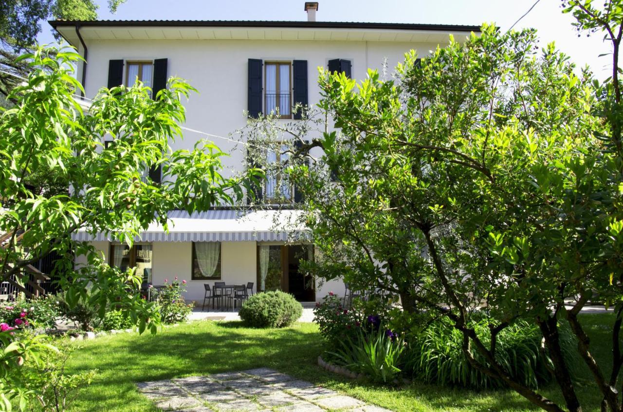 Hotel Garnì Delle Rose Ceniga Buitenkant foto